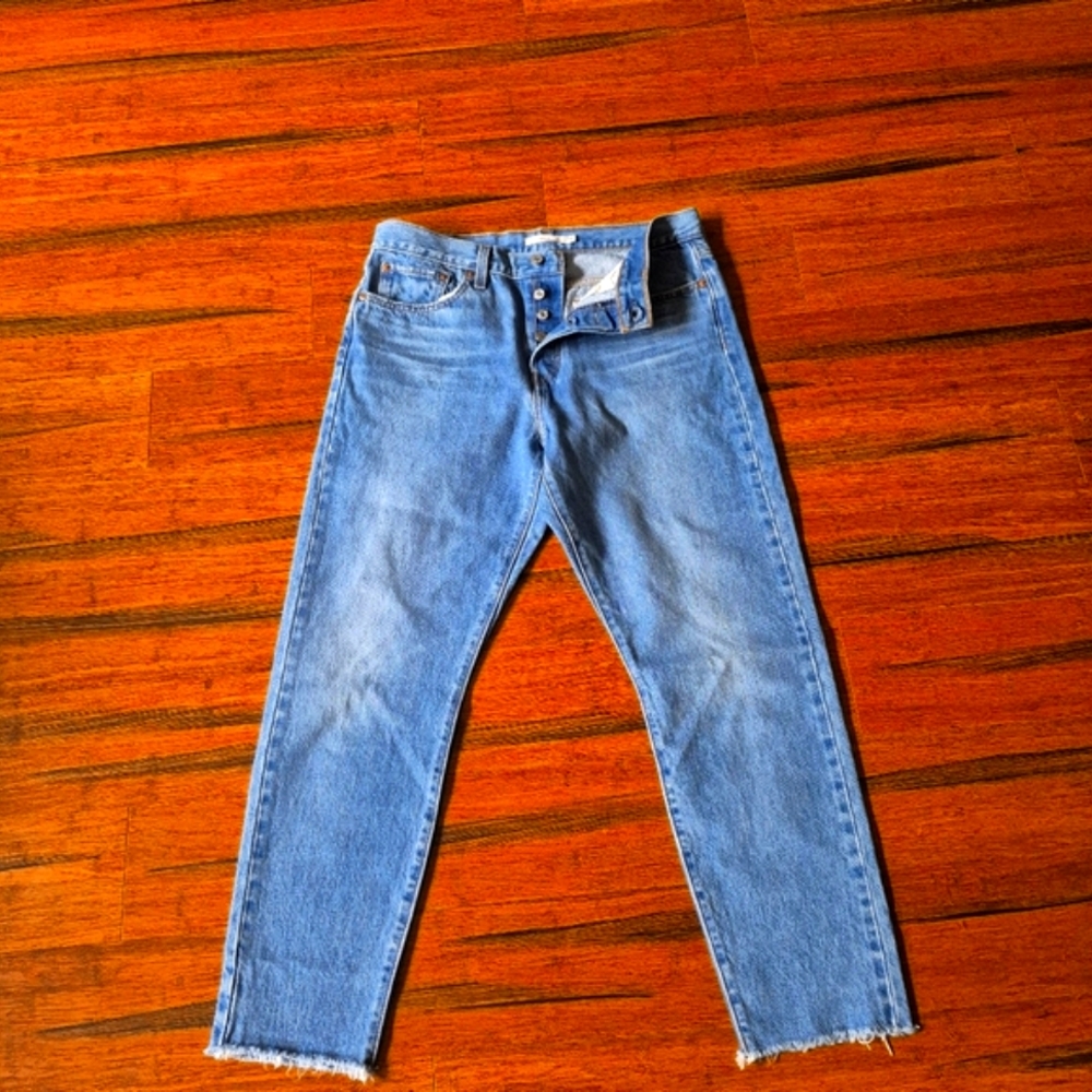 Levi's Blue Ankle Cropped Wedgie Jeans: NWOT, NEVER WORN.